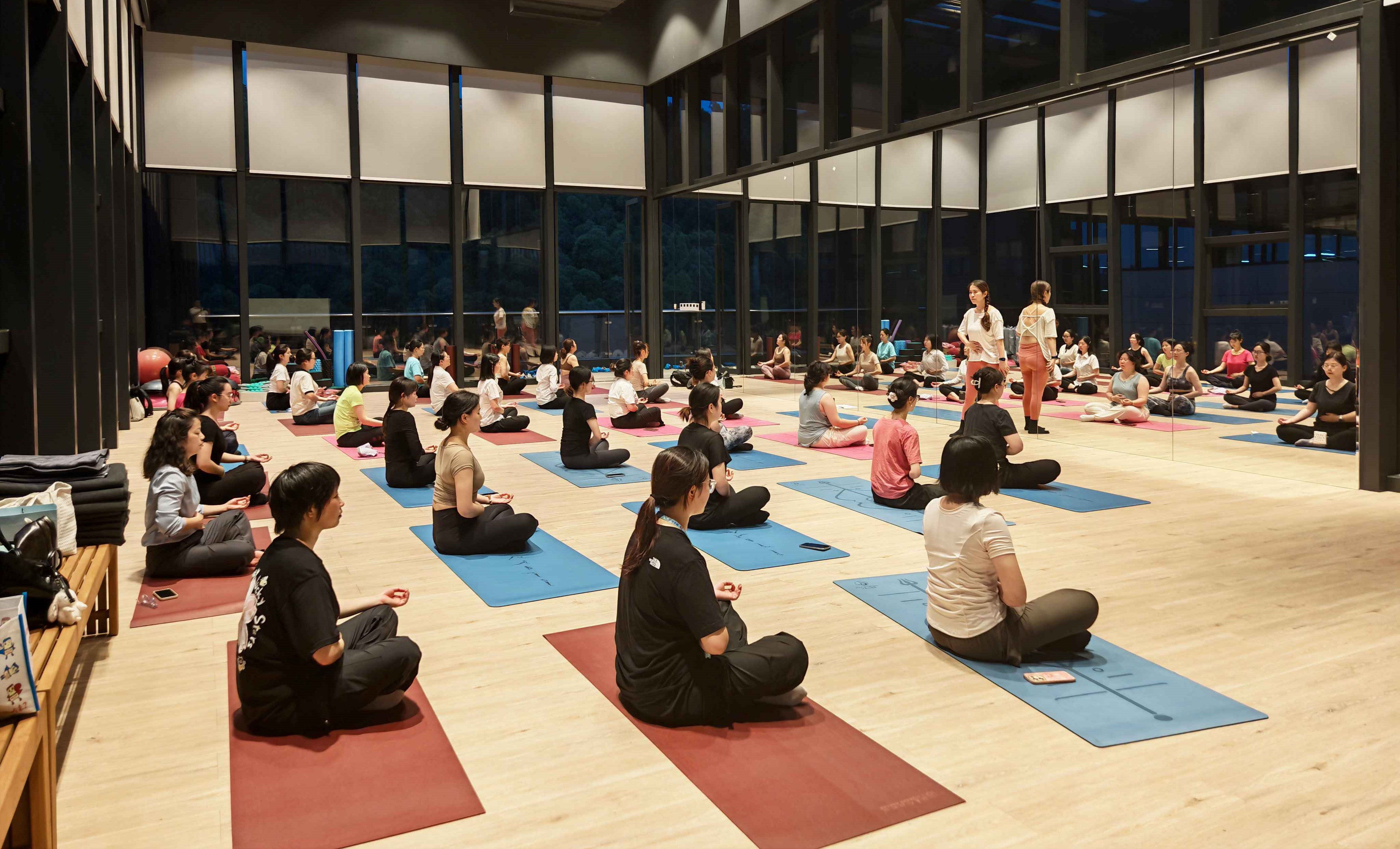 勝宏科技首期瑜伽班活力開課 解鎖職場(chǎng)健康新方式